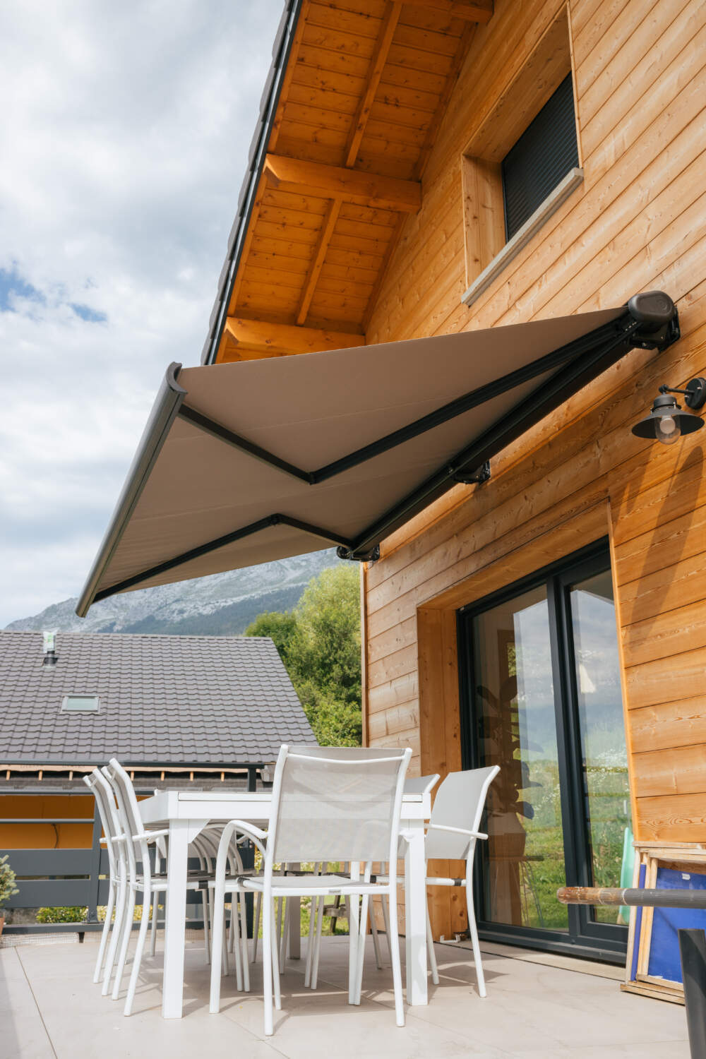 Photo d'un store banne posé par l'Atelier des Alpes